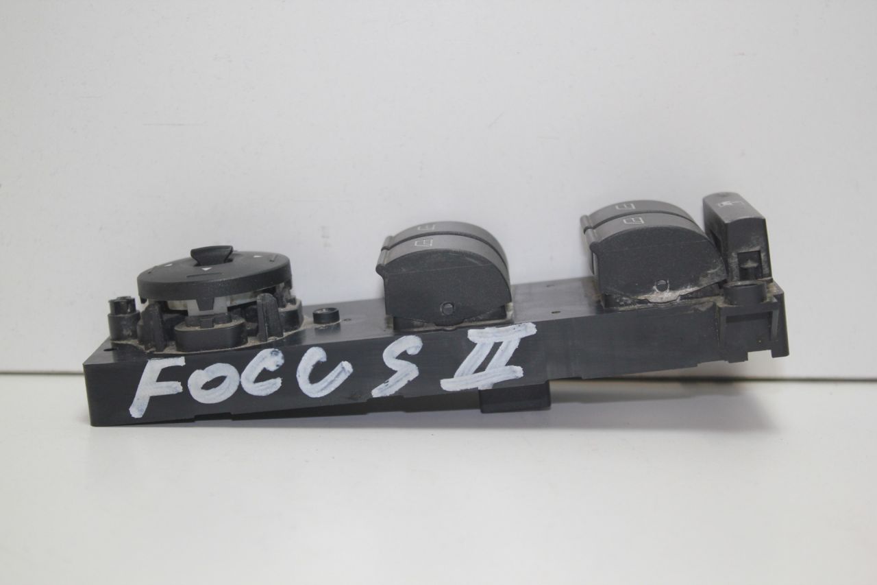 блок управления стеклоподъемниками Ford Focus 2 поколение 2007, 1.8 л., QQDB, бензин, МКПП, черный, седан, передний привод, 8200301512 - фото №1