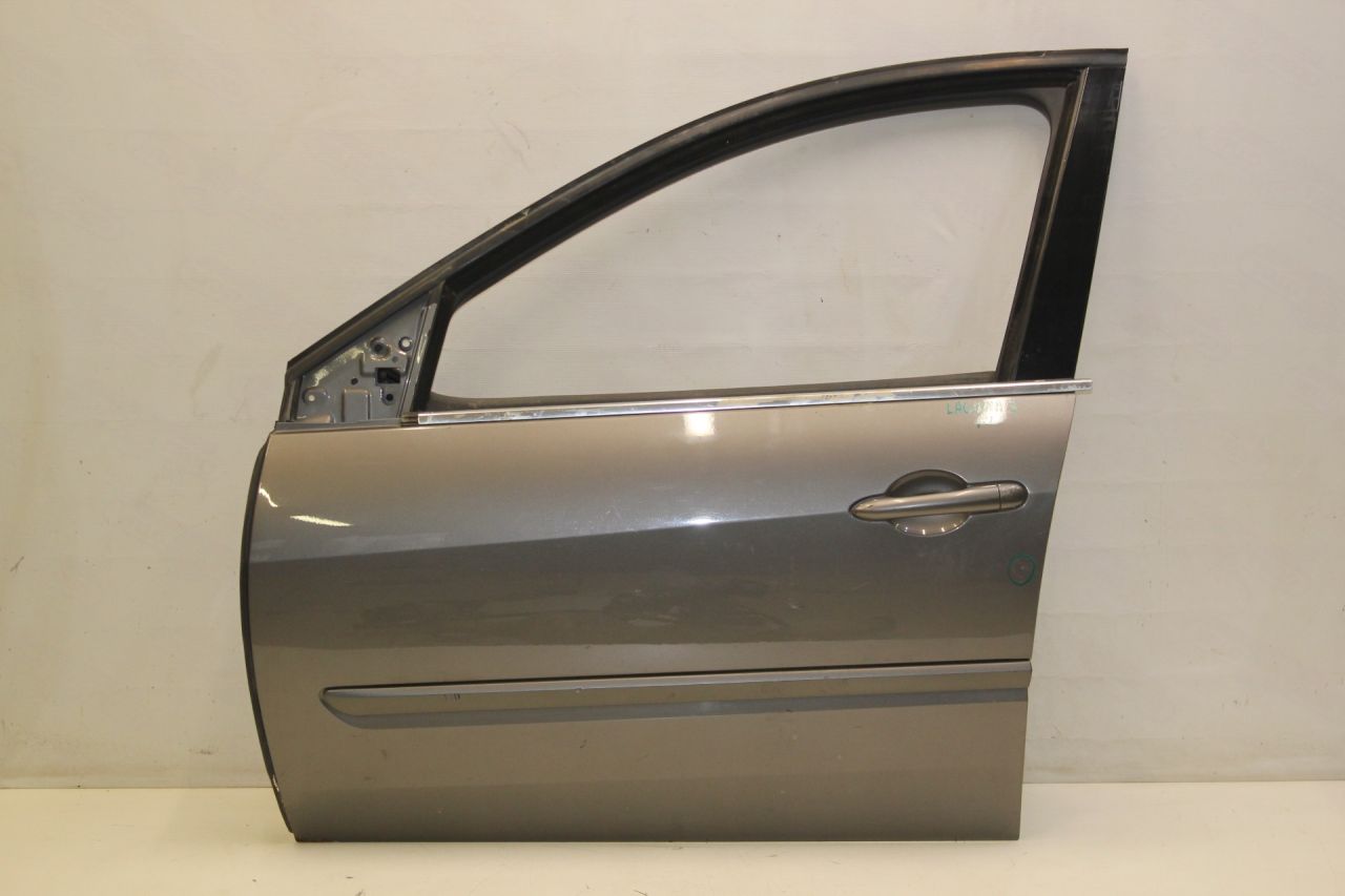 дверь передняя левая Renault Laguna 3 поколение BT0/1 2008, 1.6 л., K4M 824, бензин, МКПП, серо-голубой, хетчбэк 5 дв., передний привод - фото №1