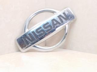 эмблема Nissan Almera Tino V10 2002, 2.2 л., DCi, дизель, 5МКПП, серебристый, минивэн, передний привод, 2764W020, 84890BU300