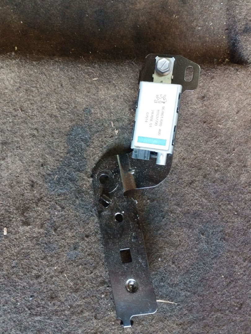 усилитель антенны Peugeot 308 T9 2014, 1.6 л., HDi, дизель, МКПП, хетчбэк 5 дв., передний привод, 9678016880 - фото №1