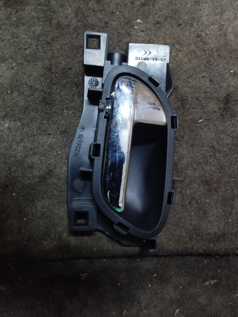 ручка внутренняя передняя левая Peugeot 407 1 поколение 2005, 2.0 л., RHR (DW10BTED4), дизель, МКПП, серебро, универсал, передний привод - фото №1