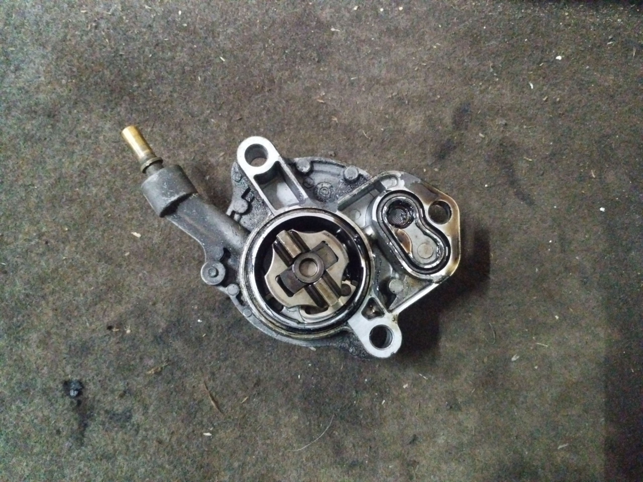 насос вакуумный Peugeot 607 1 поколение 2001, 2.2 л., 4HX (DW12TED4/FAP), дизель, МКПП, передний привод - фото №1