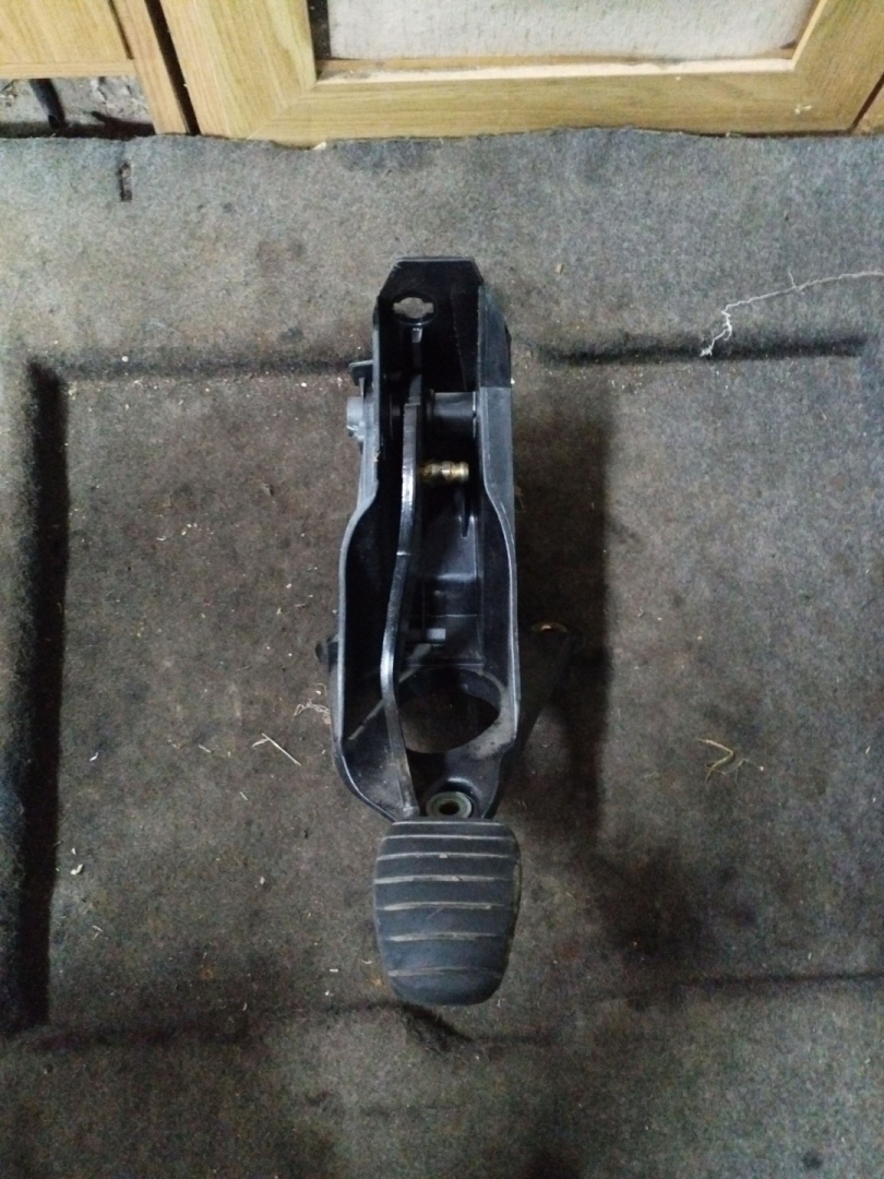 педаль сцепления Renault Laguna 2 поколение 2001, 1.8 л., бензин, МКПП, темно синий, хетчбэк 5 дв., передний привод - фото №1