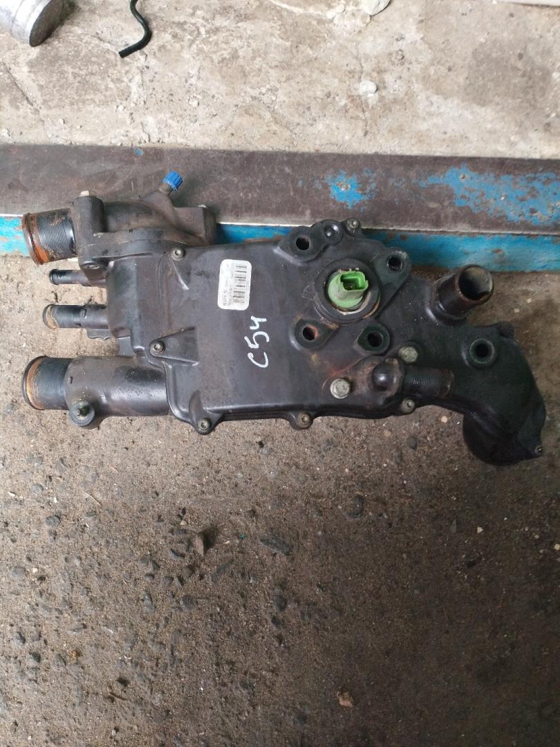 корпус термостата Peugeot 607 1 поколение 2002, 2.2 л., 4HX (DW12TED4/FAP), дизель, 9643212380 - фото №1