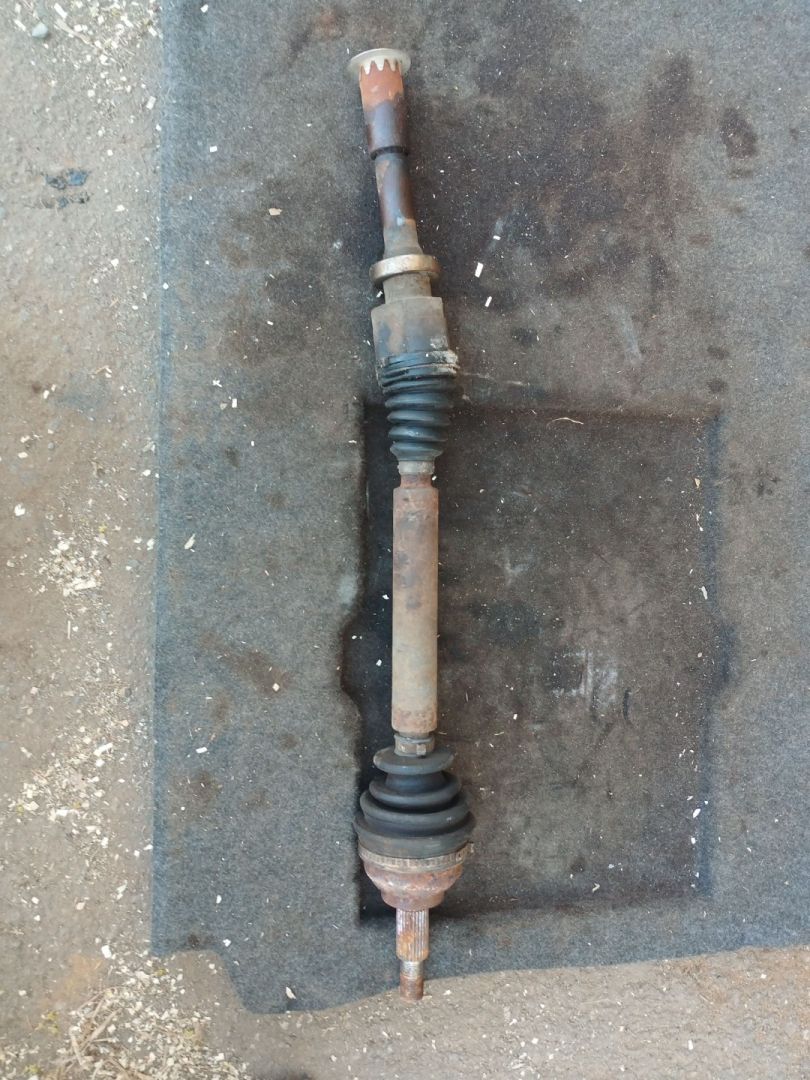 полуось передняя правая (приводной вал, ШРУС) Renault Laguna 2 поколение 2001, 1.8 л., бензин, МКПП, темно синий, хетчбэк 5 дв., передний привод - фото №1