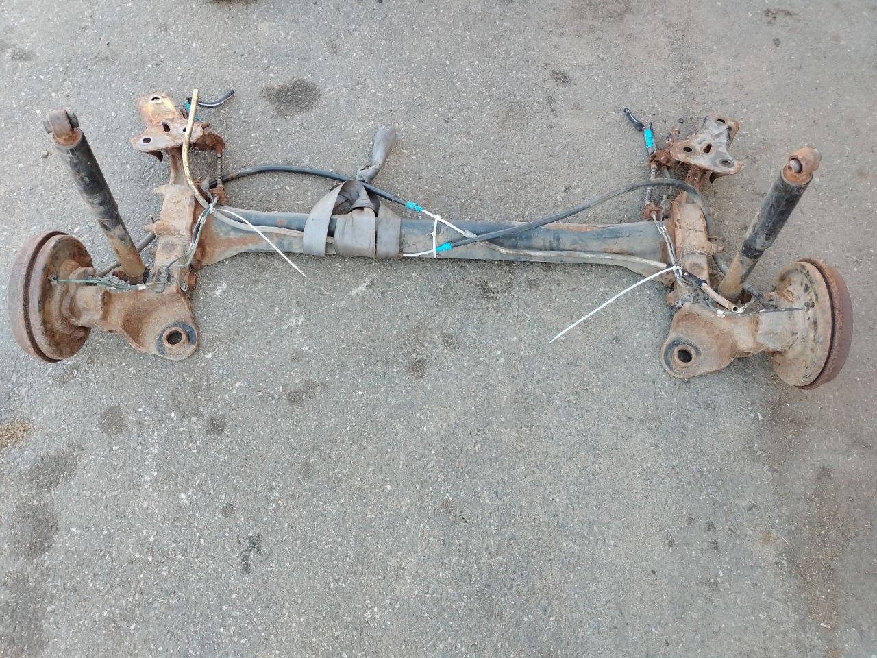 балка подвески задняя Citroen C3 1 поколение 2002, 1.4 л., KFV (TU3A), бензин - фото №1