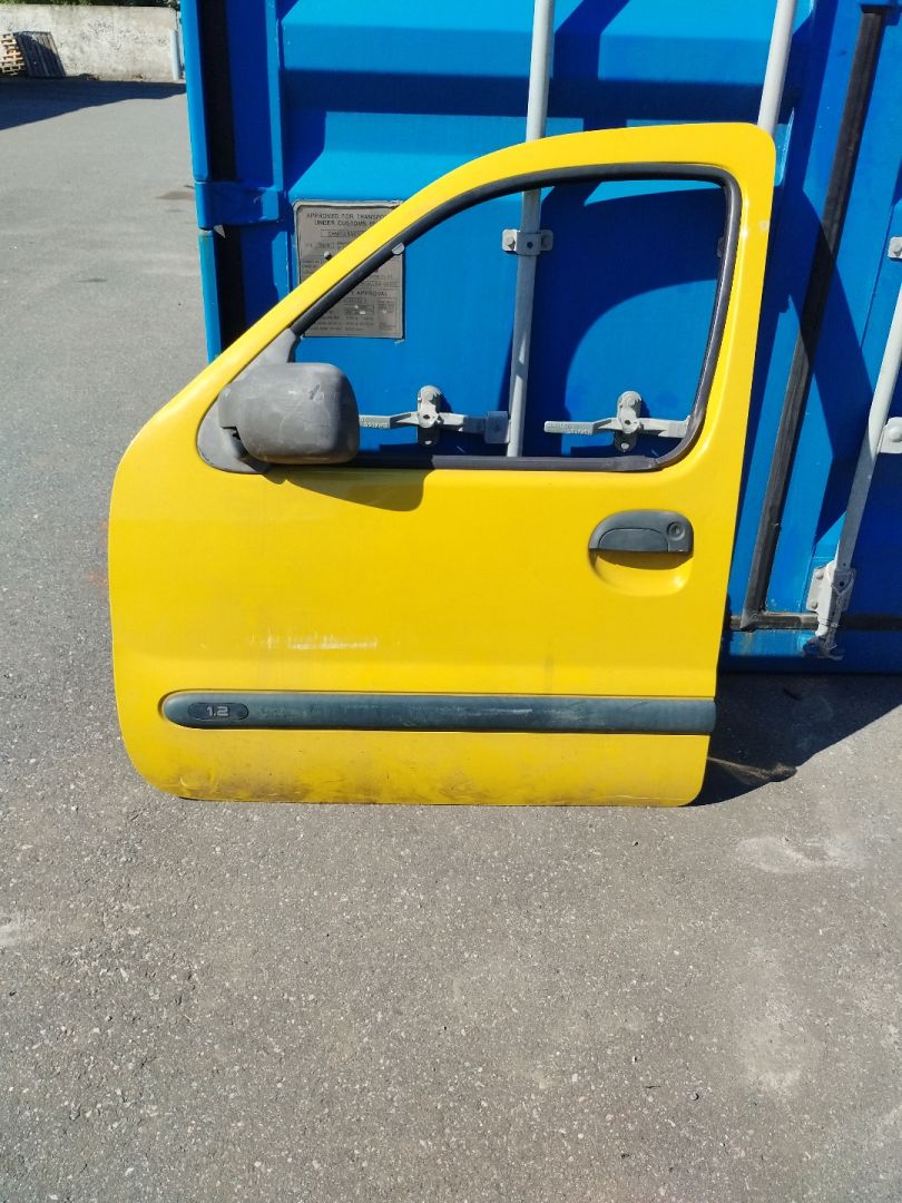 дверь передняя левая Renault Kangoo 1 поколение 2000, жёлтый - фото №1