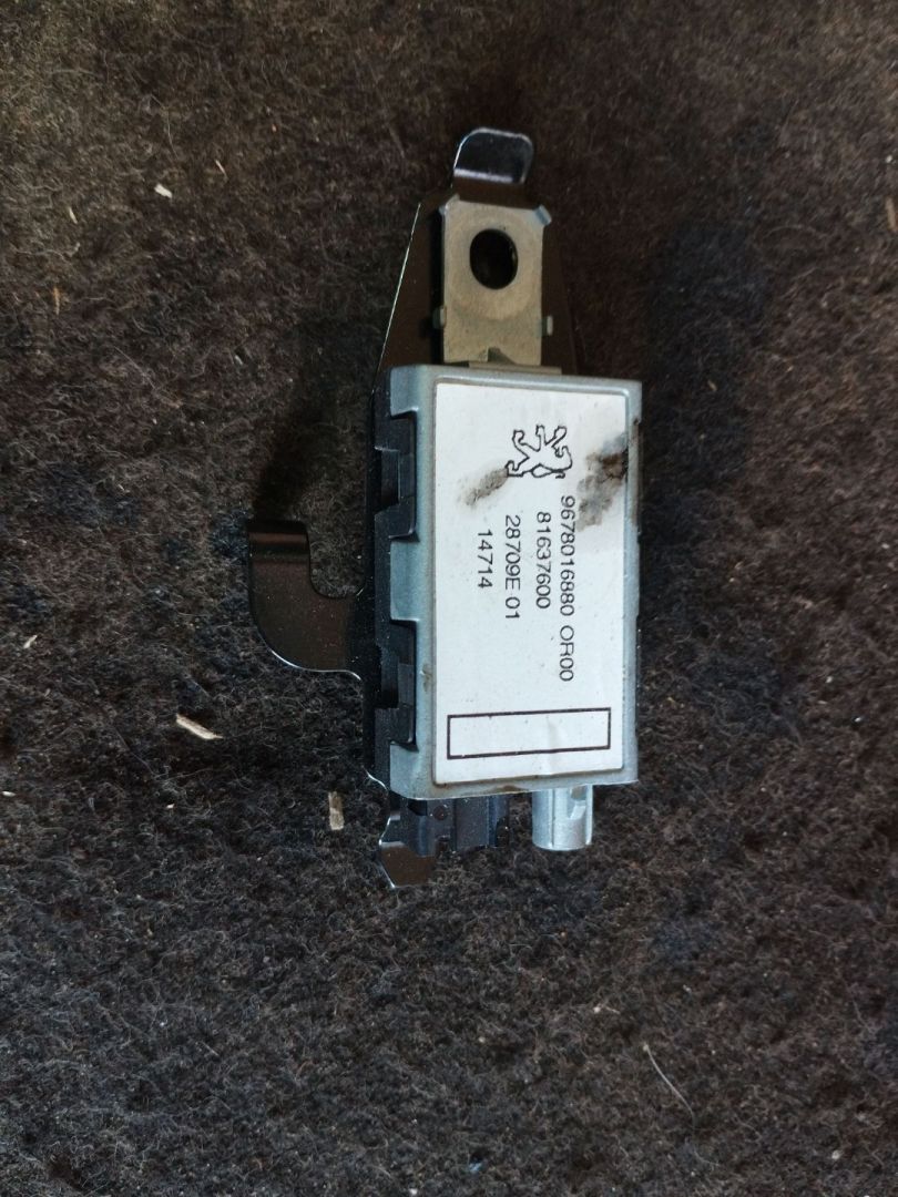 усилитель антенны Peugeot 308 T9 2014, 1.6 л., HDi, дизель, МКПП, хетчбэк 5 дв., передний привод, 9678016880 - фото №1