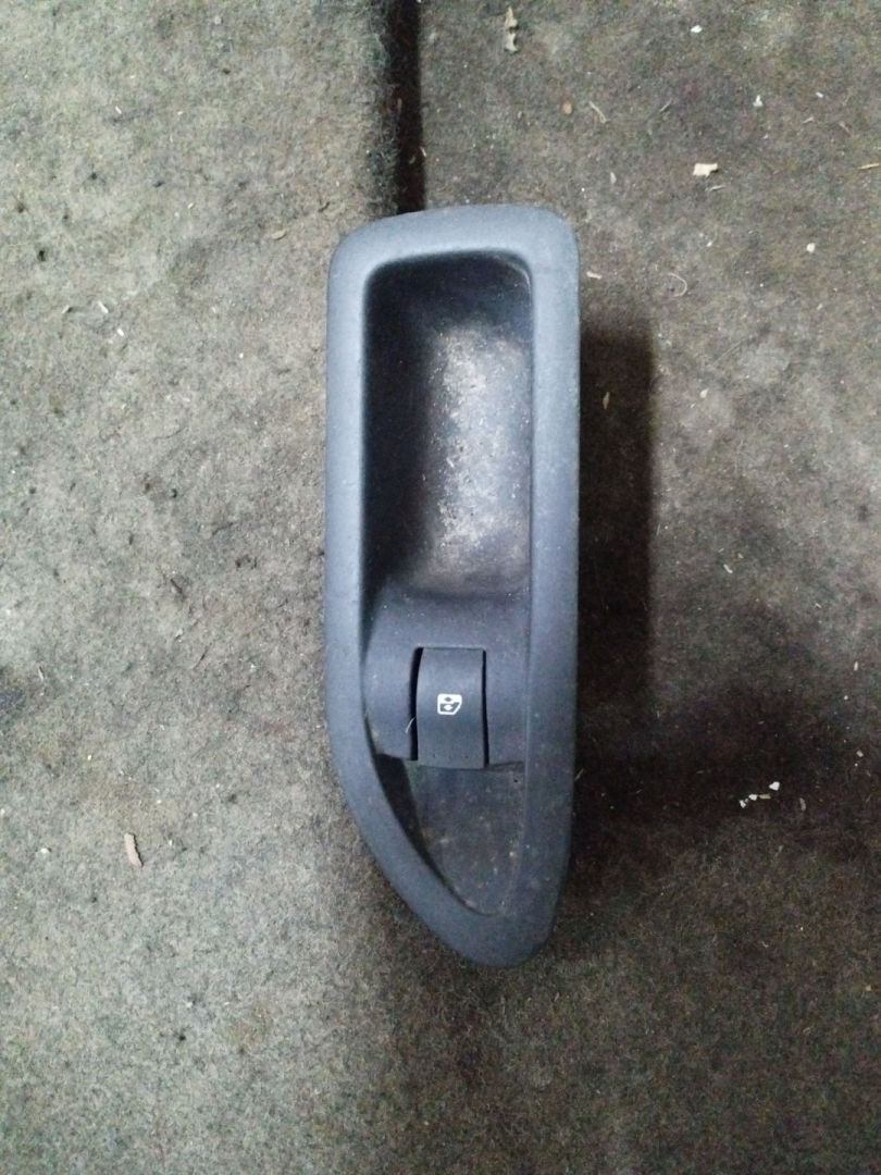 кнопка стеклоподъемника двери задней Renault Laguna 2 поколение 2001, 1.8 л., бензин, МКПП, темно синий, хетчбэк 5 дв., передний привод - фото №1