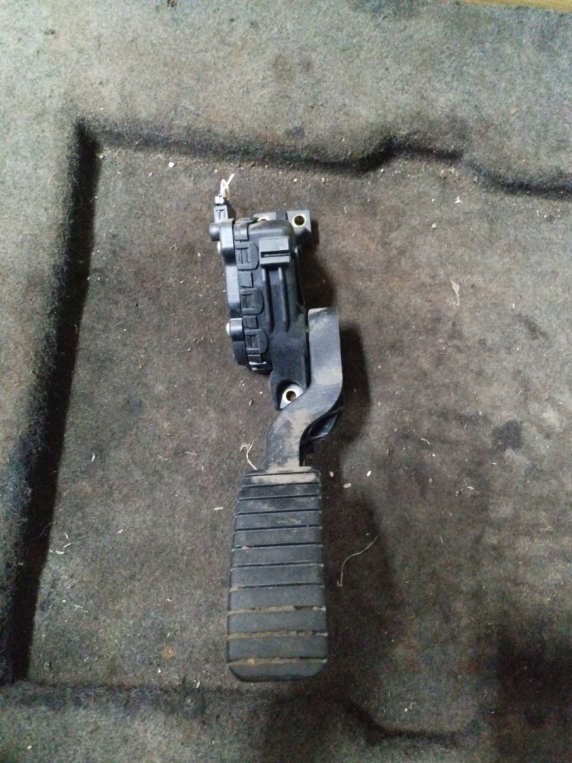 педаль Renault Laguna 2 поколение 2001, 1.8 л., бензин, МКПП, темно синий, хетчбэк 5 дв., передний привод - фото №1