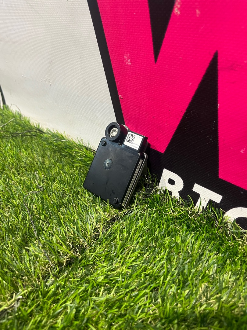 радар / датчик активного круиз контроля Tesla Model Y 1 поколение 2022, электро, белый, 1607917-51-F - фото №1