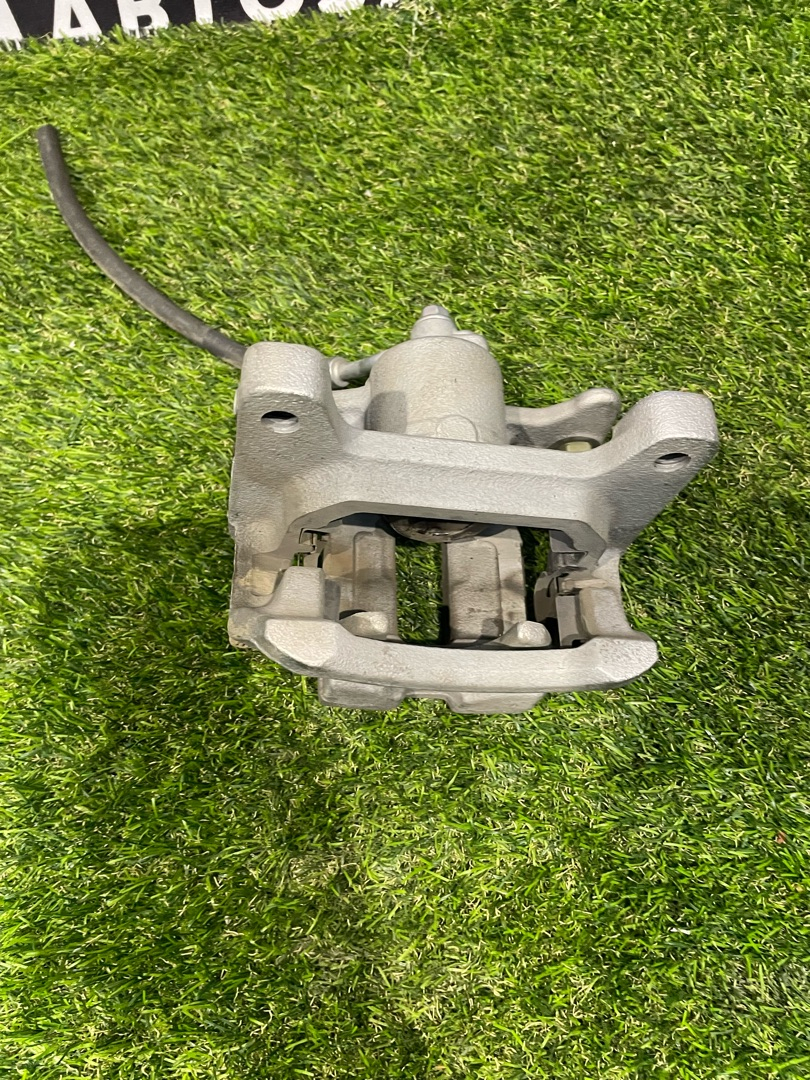 суппорт задний левый Buick Encore GX 1 поколение 2023, 1.2 л., бензин, АКПП, внедорожник 5 дв., передний привод - фото №1