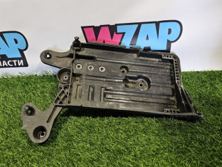 полка аккумулятора Volkswagen Passat B8 2016, 2.0 л., дизель, универсал, передний привод, правый руль, 5Q0915321H