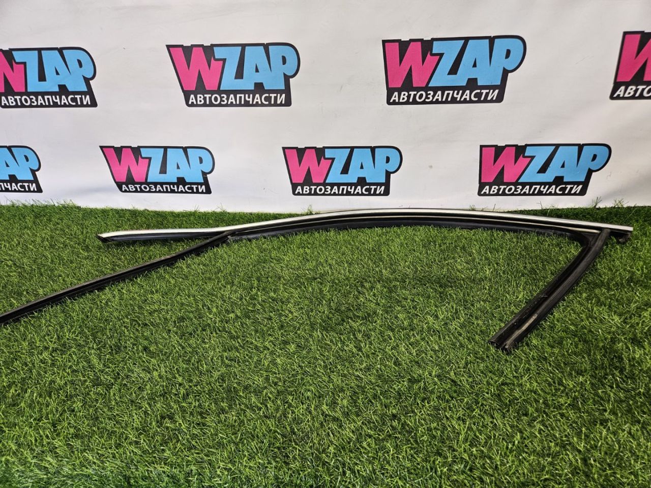 молдинг стекла Volkswagen Passat B8 2016, 2.0 л., дизель, универсал, передний привод, правый руль, 3G0837431 - фото №1
