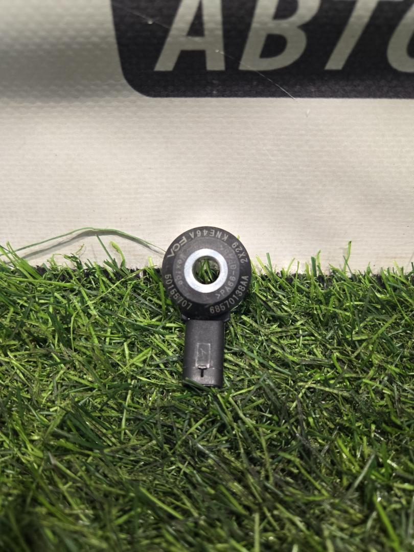 датчик детонации RAM 1500 5 поколение (2018 - 2024), бензин, АКПП, пикап, 68570138AA - фото №1