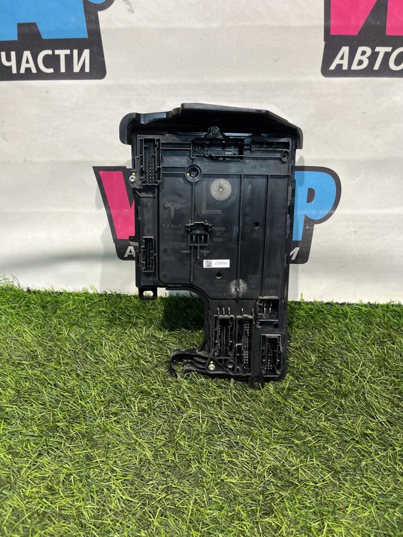 Блок управления BCM (Body Control Module) Tesla Model 3 1 поколение 2022, 1567455-00-C, 1567359-00-B - фото №1