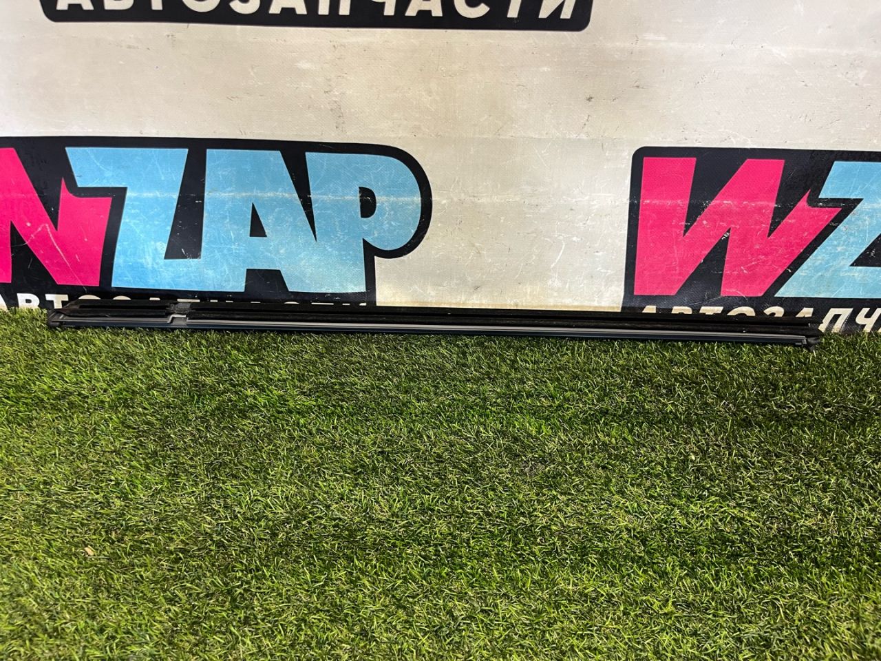 Уплотнитель стекла Volkswagen Tiguan 2 поколение 2020, 2.0 л., бензин, АКПП, внедорожник 5 дв., 5NN839479 - фото №1