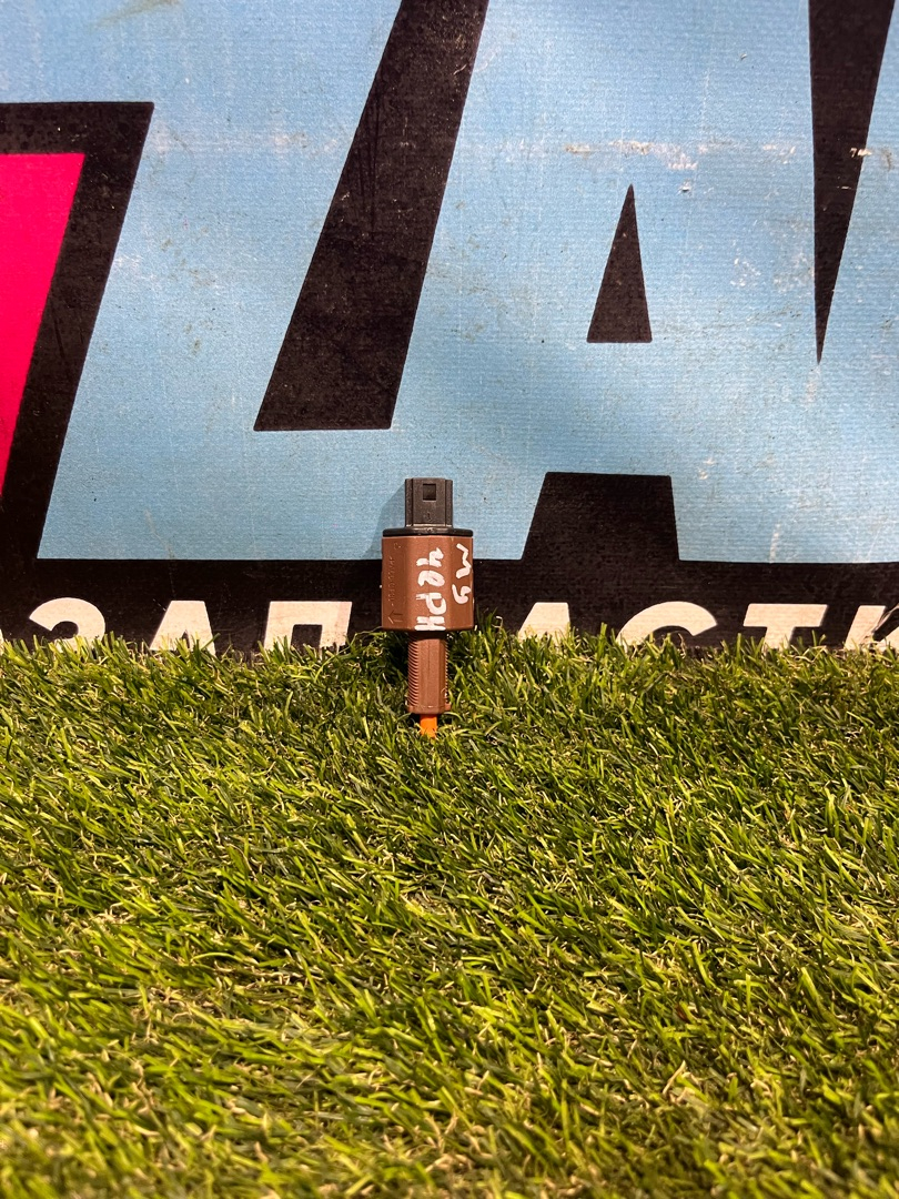 Датчик педали тормоза (лягушка) Tesla Model Y 1 поколение 2023, электро, полный привод, 1044681-00-B - фото №1