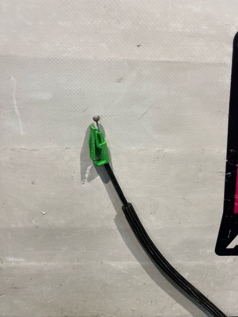 замок двери передней правой Chevrolet TrailBlazer 3 поколение 2022, 1.3 л., бензин, вариатор, оранжевый, хетчбэк 5 дв., полный привод, 13540551 - фото №1