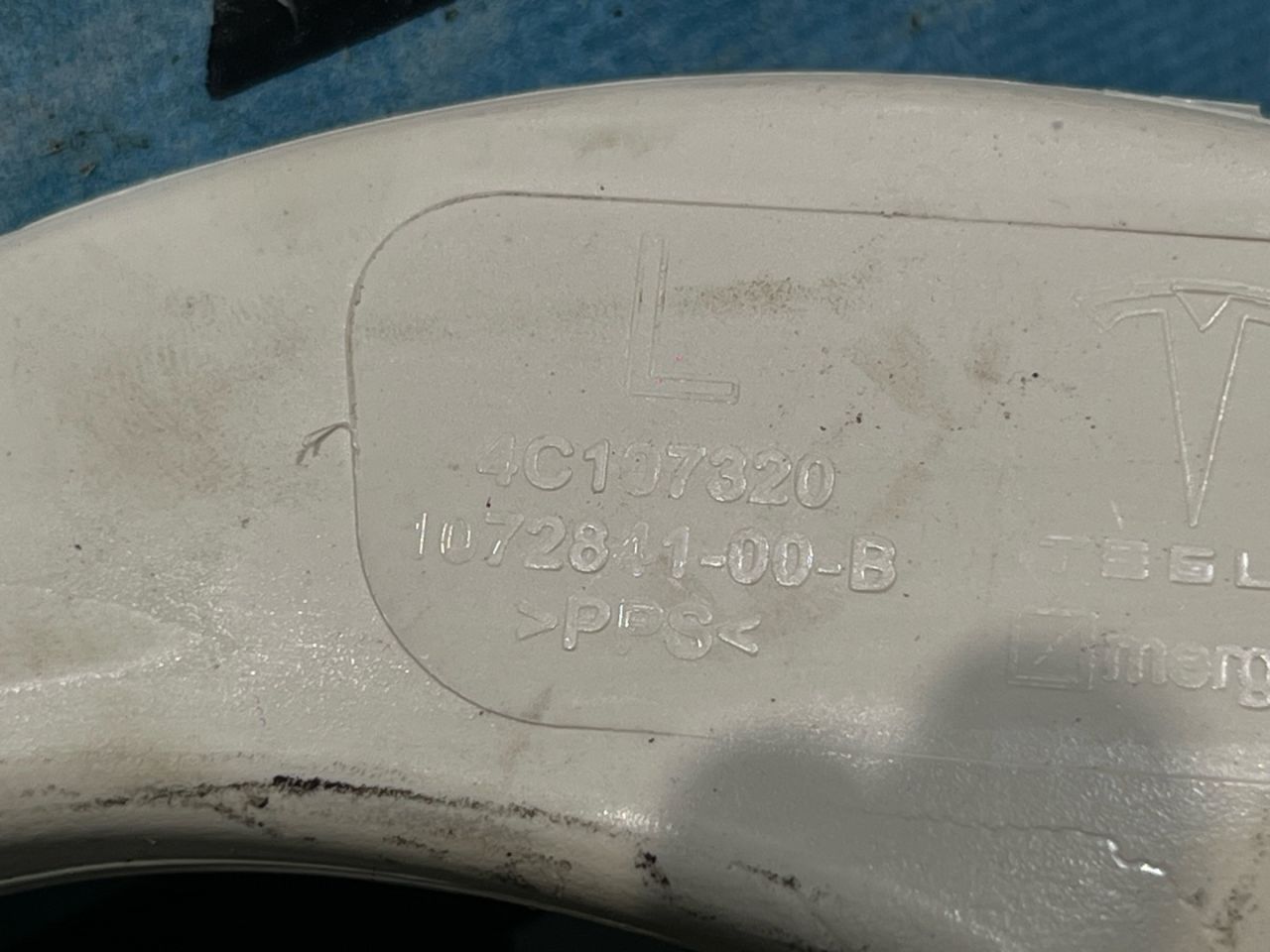 патрубок радиатора Tesla Model X 1 поколение 2017, электро, белый, 1048148-99-F, 1072841-00-B - фото №1