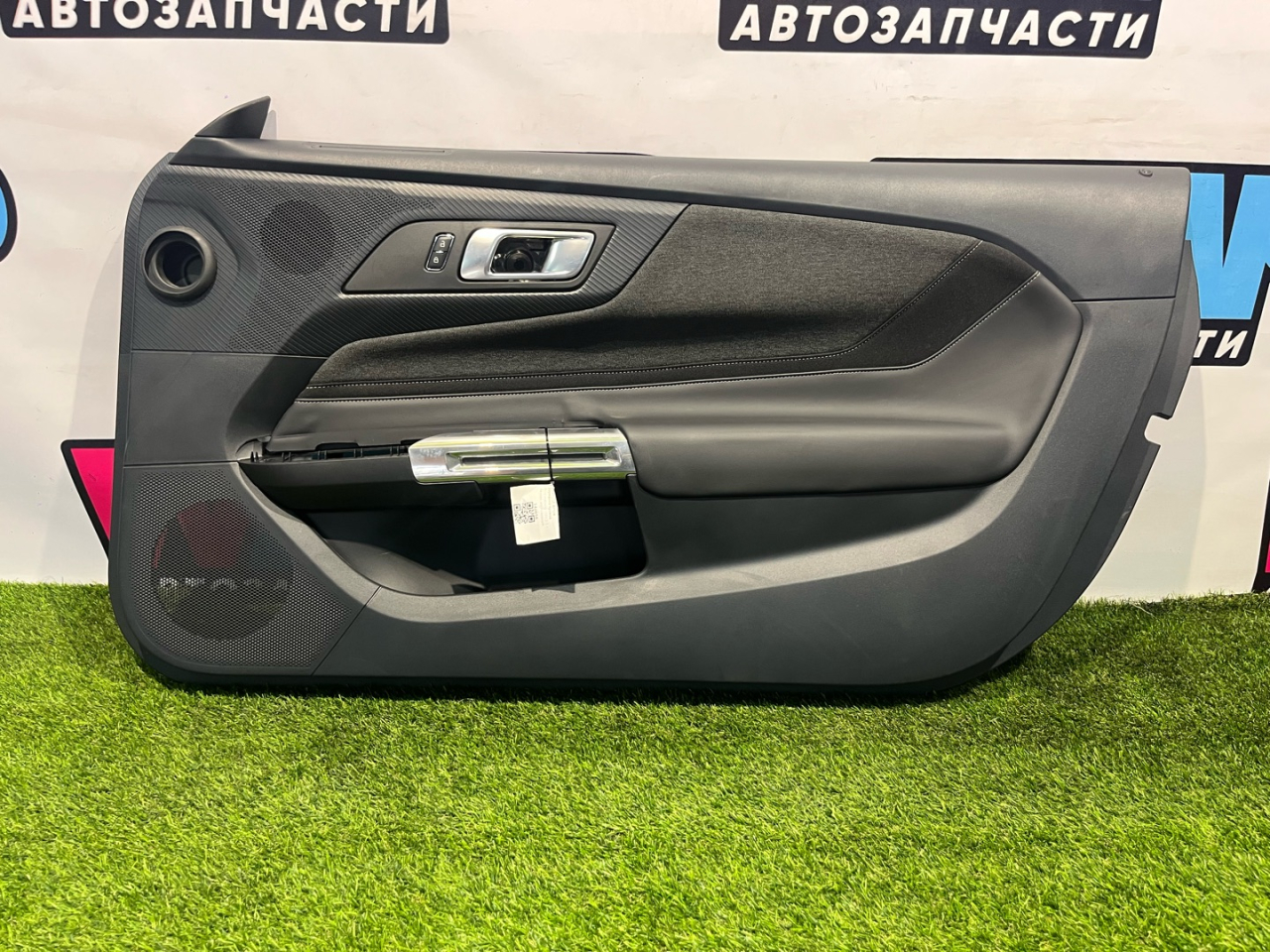 обшивка двери передняя правая Ford Mustang 7 поколение S650 2024, 2.3 л., бензин, АКПП, черный, купе, задний привод - фото №1