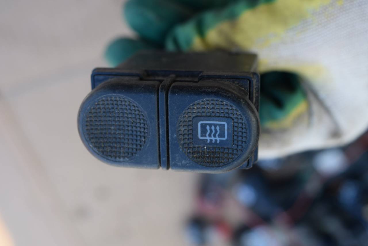 кнопка обогрева заднего стекла Ford Galaxy 1 поколение 1998, 2.0 л., бензин, МКПП - фото №1