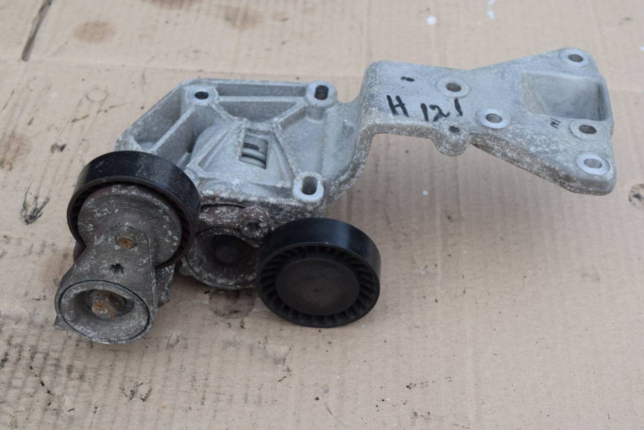 кронштейн генератора Volvo C30 1 поколение 2007, 2.5 л., Ti, бензин, МКПП, серый, хетчбэк 3 дв., передний привод, 30750940, 30711320, 30650957, 31251653, 31251654, 31251652 - фото №1