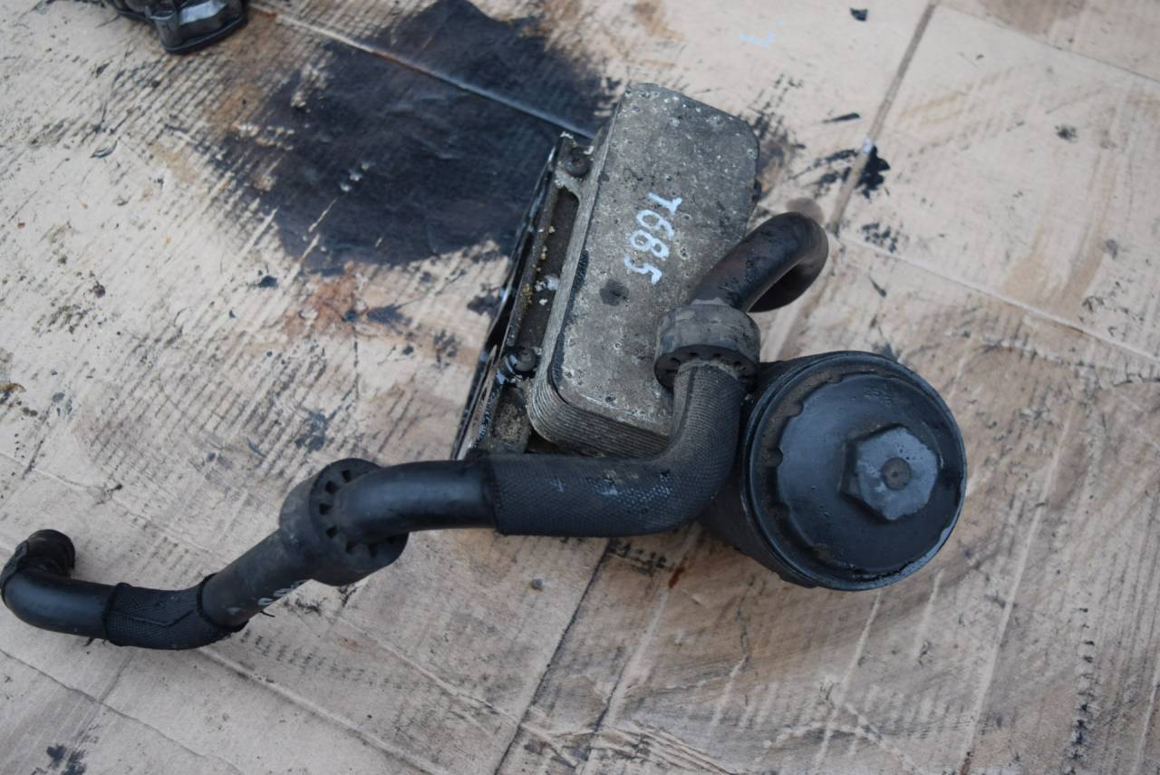 корпус масляного фильтра Volkswagen Transporter T5 2008, 2.5 л., TDi PD, AXE, дизель, МКПП, передний привод, 070115389E - фото №1