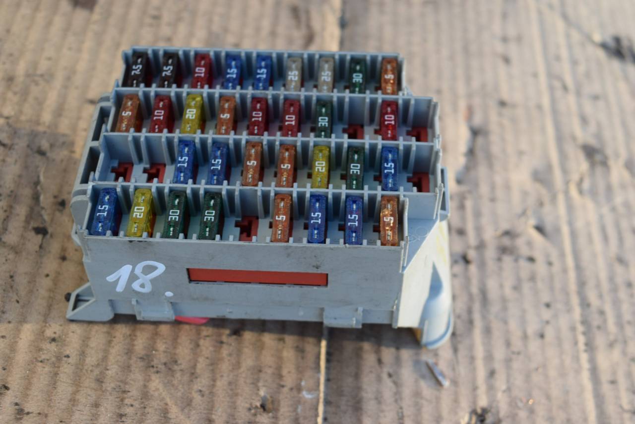 блок предохранителей Volvo V70 2 поколение 2003, 2.4 л., Ti, B 5244 T3, бензин, МКПП, универсал, передний привод - фото №1