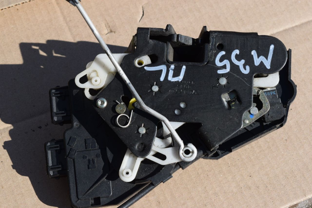 замок двери Volvo XC70 1 поколение 1999, 2.4 л., Ti, B 5244 T, бензин, АКПП, универсал, полный подключаемый привод, 8626191, P8626191 - фото №1