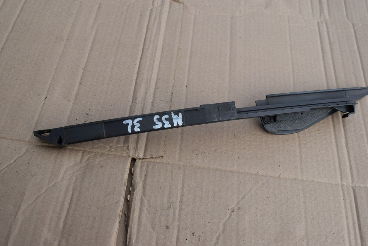 направляющая стекла задней Volvo XC70 1 поколение 1999, 2.4 л., Ti, B 5244 T, бензин, АКПП, универсал, полный подключаемый привод, 9444203 - фото №1