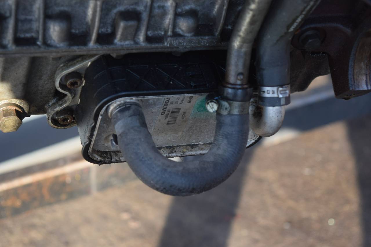 радиатор масляный Volvo V70 2 поколение 2003, 2.4 л., Ti, B 5244 T3, бензин, МКПП, универсал, передний привод, 8677974 - фото №1