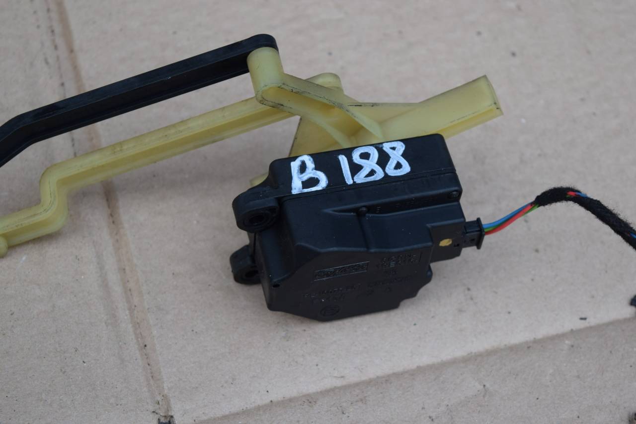 моторчик заслонки печки Volvo XC60 1 поколение 2009, 2.4 л., D5, D 5244 T10, дизель, АКПП, полный подключаемый привод, 6G9N19E616AB - фото №1