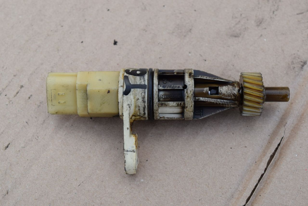 датчик скорости Land Rover Freelander 1 поколение 2002, 2.0 л., 20T2N, дизель, МКПП, полный подключаемый привод - фото №1