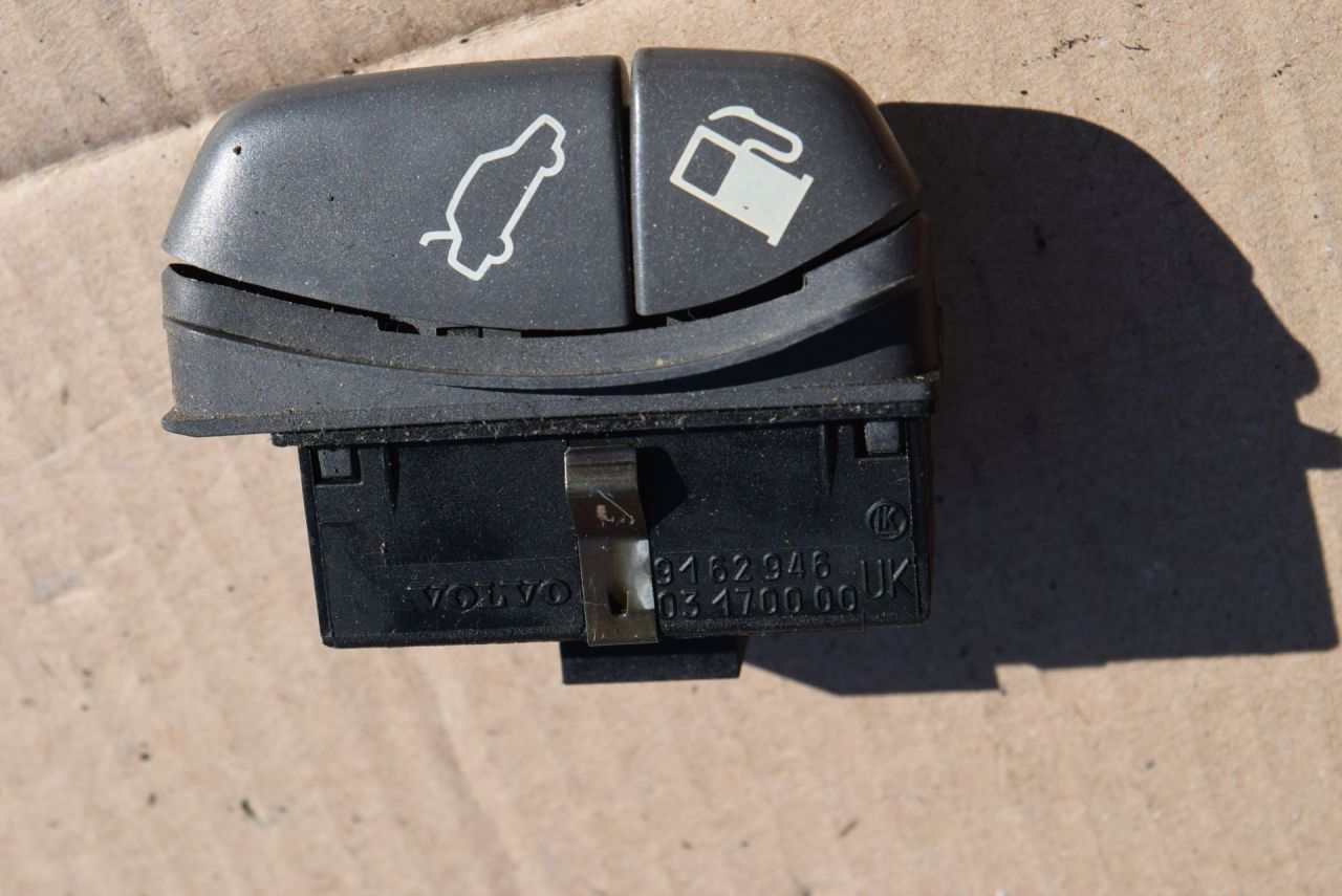 кнопка открытия багажника Volvo XC70 1 поколение 1999, 2.4 л., Ti, B 5244 T, бензин, АКПП, универсал, полный подключаемый привод, 9162946, 03170000 - фото №1