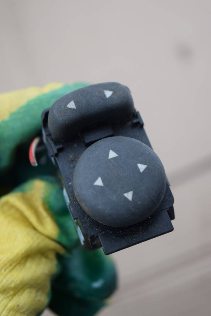 джойстик регулировки зеркал Fiat Brava 1 поколение 1997, 1.4 л., бензин, хетчбэк 5 дв., A223 - фото №1