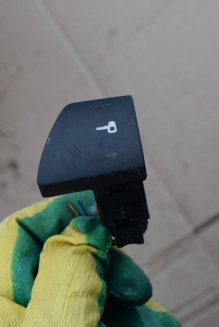 кнопка центрального замка Peugeot 307 1 поколение 2004, 1.4 л., дизель, МКПП, универсал - фото №1