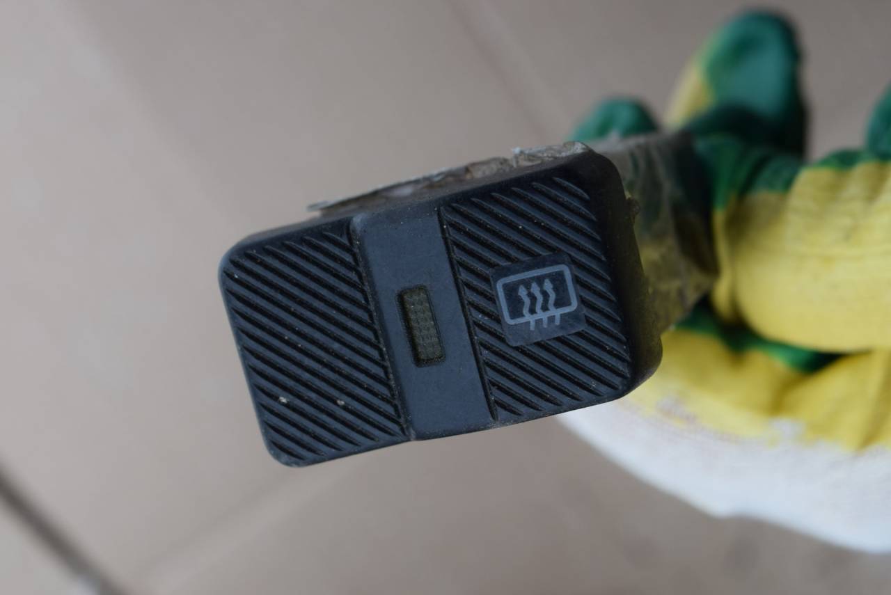 кнопка обогрева заднего стекла Volkswagen Passat B3 1993, 2.0 л., 2E, бензин, МКПП, универсал, 535959621 - фото №1