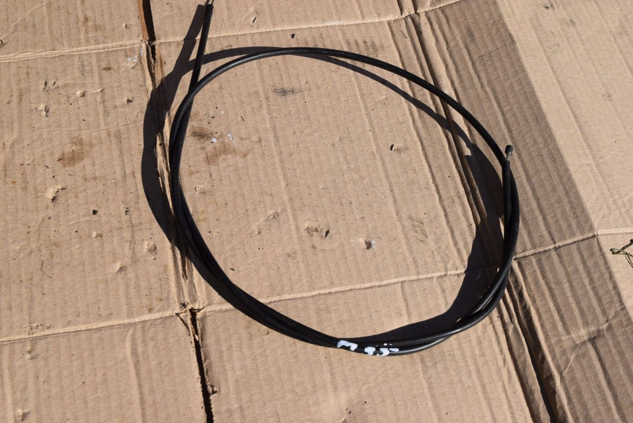 трос капота Volvo XC70 1 поколение 1999, 2.4 л., Ti, B 5244 T, бензин, АКПП, универсал, полный подключаемый привод - фото №1