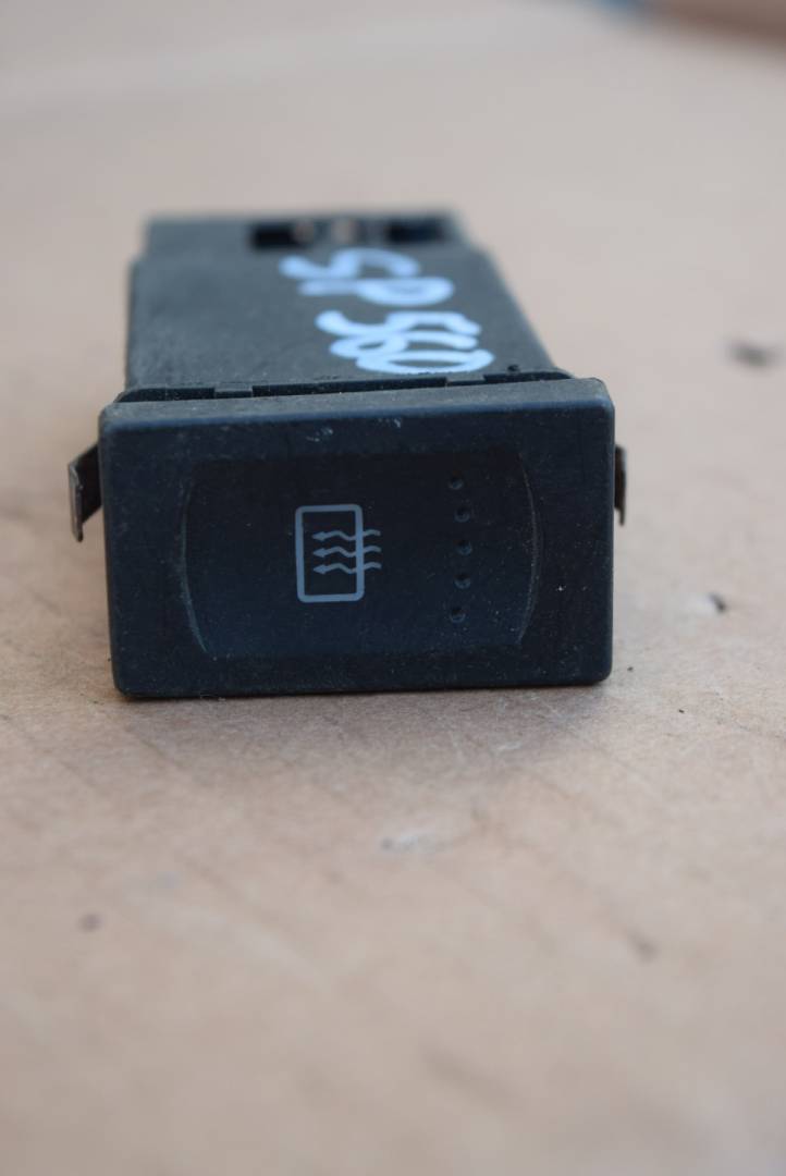 кнопка обогрева заднего стекла Volkswagen Passat B5 1998, 1.6 л., бензин, МКПП, универсал, 3B0959621B - фото №1