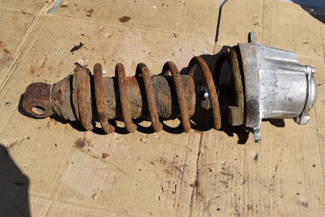 амортизатор задний Volvo XC70 2 поколение 2002, 2.5 л., Ti, B 5254 T2, бензин, МКПП, универсал, полный подключаемый привод - фото №1