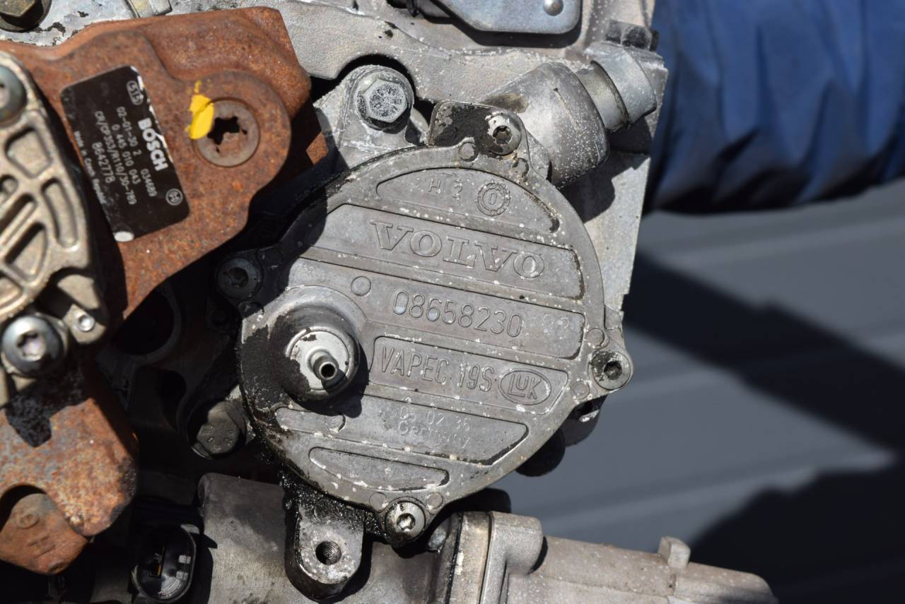 насос вакуумный Volvo S60 1 поколение 2002, 2.4 л., D5, D 5244 T, дизель, АКПП, седан, передний привод, 08658230 - фото №1