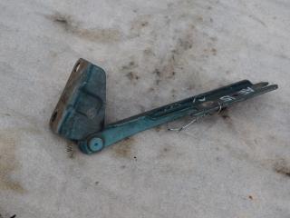 петля капота правая Mazda 626 GE [рестайлинг] 1996, 1.8 л., бензин, АКПП, хетчбэк 5 дв.