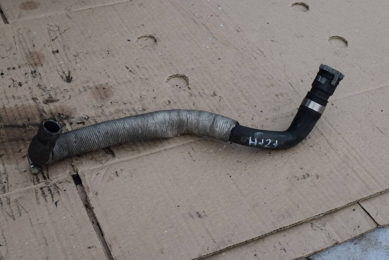 патрубок отопителя (печки) Volvo C30 1 поколение 2007, 2.5 л., Ti, бензин, МКПП, серый, хетчбэк 3 дв., передний привод - фото №1