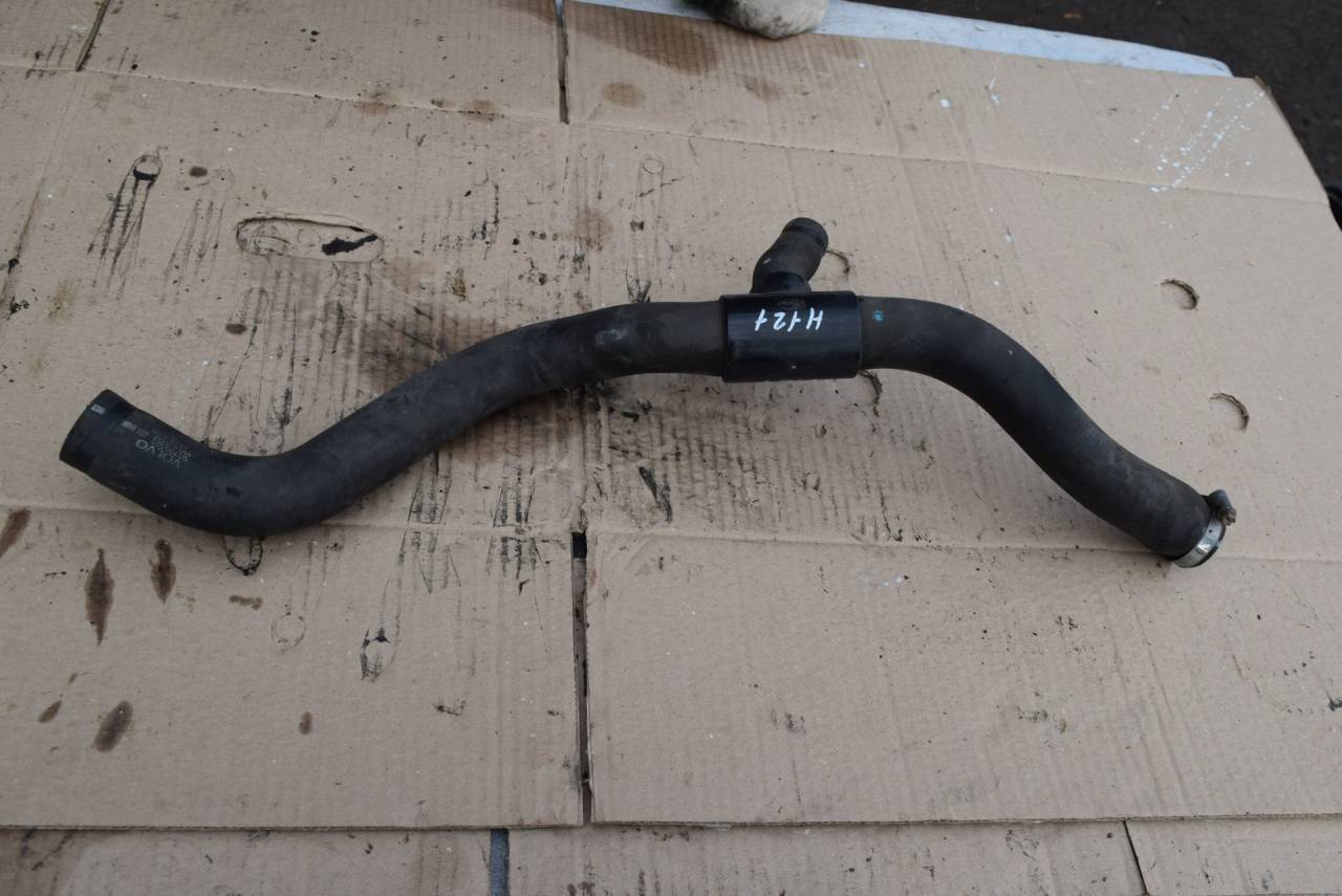 патрубок (трубопровод, шланг) Volvo C30 1 поколение 2007, 2.5 л., Ti, бензин, МКПП, серый, хетчбэк 3 дв., передний привод, 30723083 - фото №1