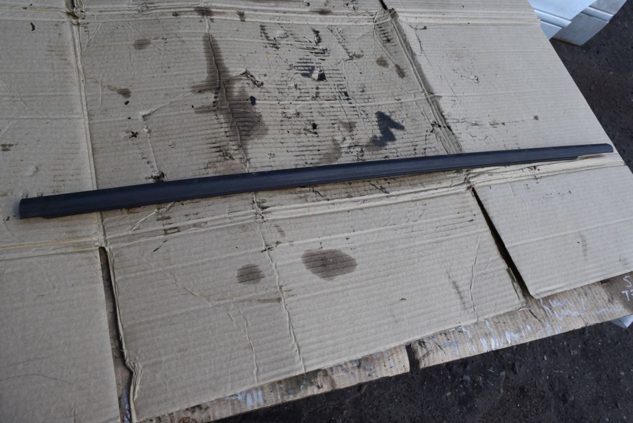 молдинг стекла Volkswagen Golf 7 поколение 2016, 1.4 л., бензин, АКПП - фото №1