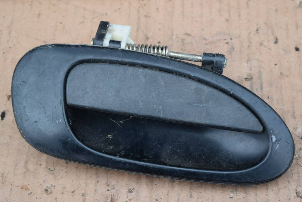 ручка наружная задняя правая Mazda 323 5 поколение 1996, 1.5 л., бензин - фото №1