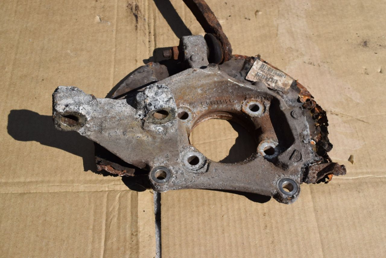 кулак поворотный правый Volvo XC70 2 поколение 2002, 2.5 л., Ti, B 5254 T2, бензин, МКПП, универсал, полный подключаемый привод, 9461944 - фото №1