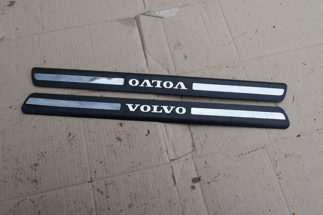 накладка на порог внутренняя Volvo XC70 2 поколение 2002, 2.4 л., Ti, B 5244 T3, бензин, АКПП, универсал, полный подключаемый привод, 09178405 - фото №1