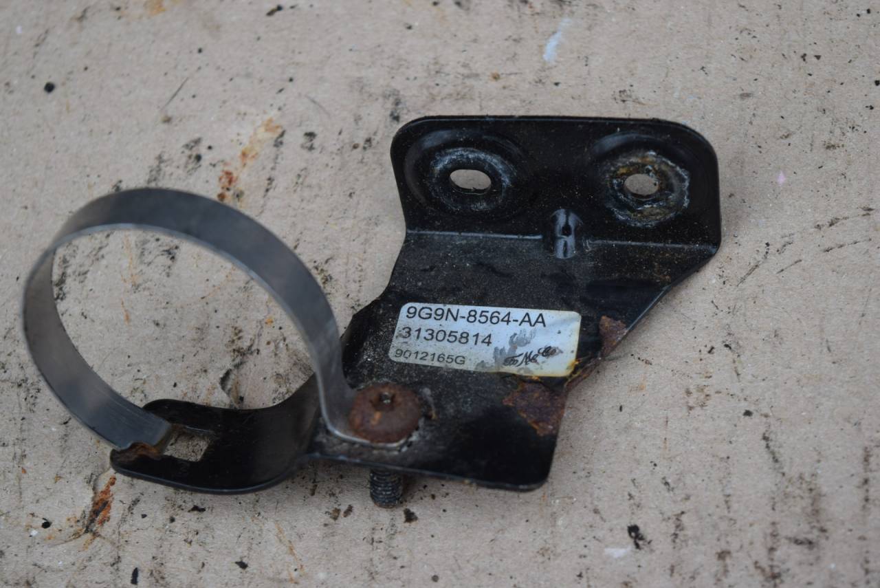 кронштейн топливного фильтра Volvo XC60 1 поколение 2012, 2.4 л., D5, D 5244 T10, дизель, АКПП, полный привод, 9G9N8564AA, 31305814 - фото №1